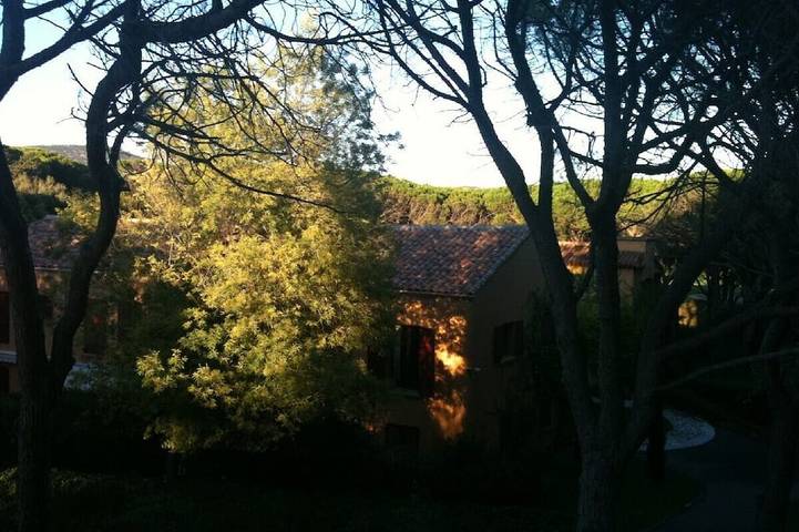 Appartement entier, Maisonnette/appartement rustique sur parcours de golf, superbe piscine in Fréjus, Côte méditerranéenne (France)