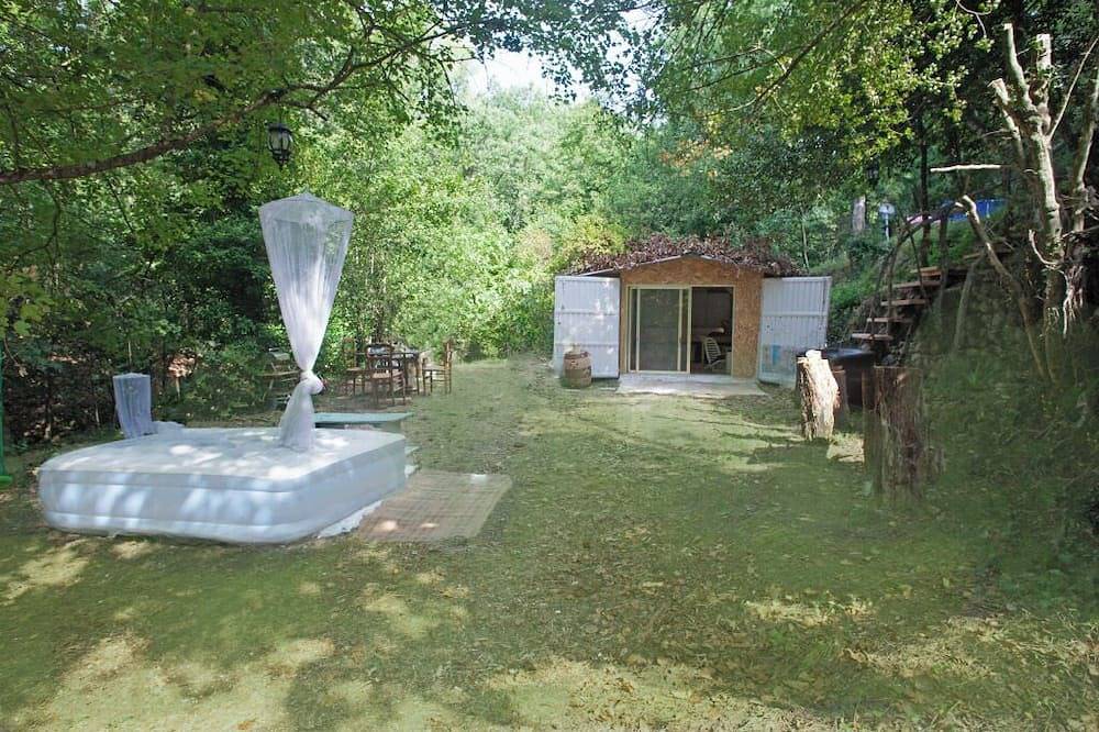 Terre libre 2, glamping. Hutt with garden and access to a river. in Fayence, Draguignan Region