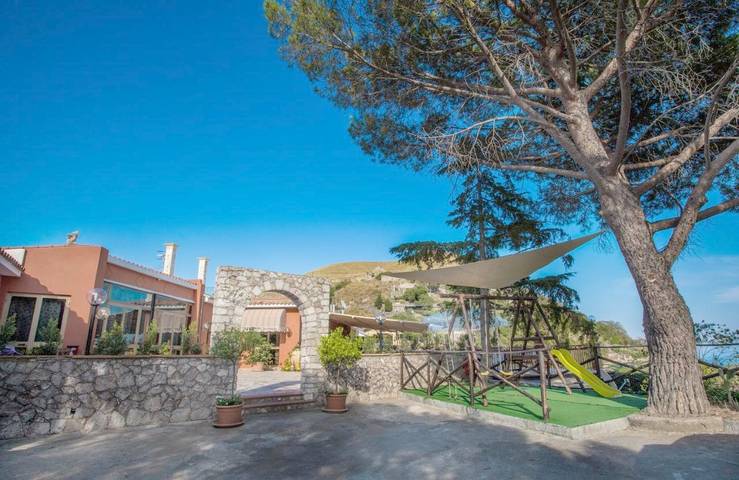 Appartamento per 2 persone, con Balcone e Idromassaggio nonché Terrazza e Giardino a Castelmola