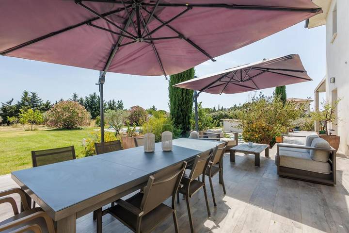 Villa pour 12 personnes, avec Terrasse et Jardin ainsi que Piscine et Vue à Arles - 2