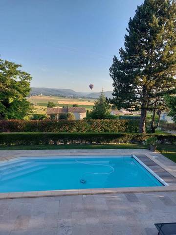 Gîte pour 10 personnes, avec vue et jardin ainsi que piscine et terrasse, animaux acceptés à Dauphin (homonymie)