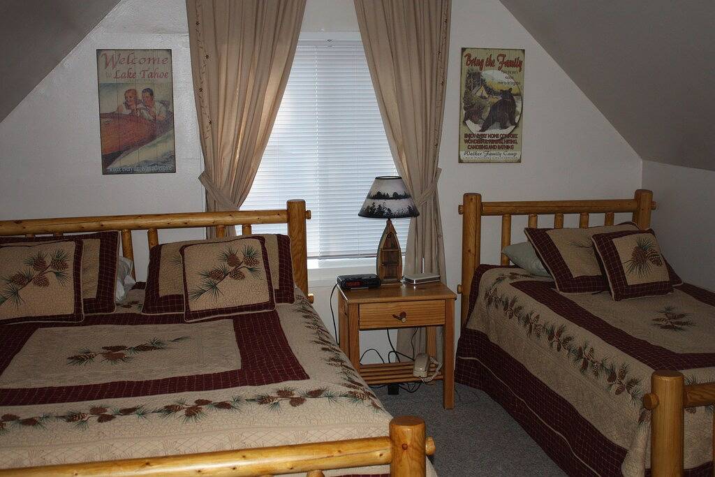 Charming Tahoe Cabin-2 Blocks to Lake, Avail Apr/May, Hot Tub, Pets Ok, Bikes! in Al Tahoe, South Lake Tahoe