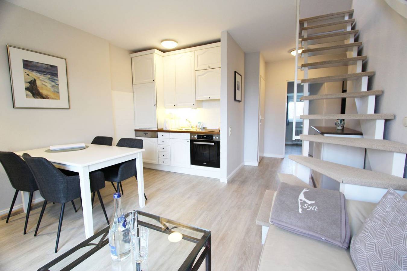 Ganze Wohnung, Gemütliches Ober- und Dachgeschoss-Appartement mit Blick ins Grüne in Wenningstedt, Sylt