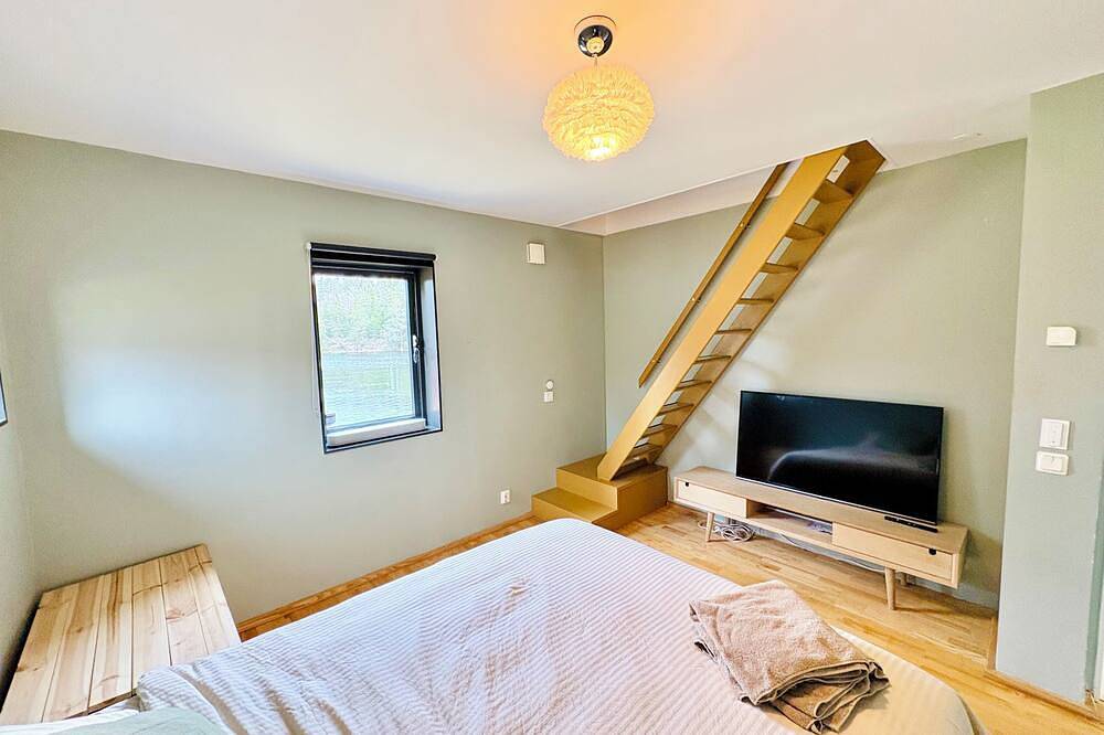 Waterfront villa with private dock & wood-fired sauna in nature reserve in Nacka, Stockholmer Schärengarten