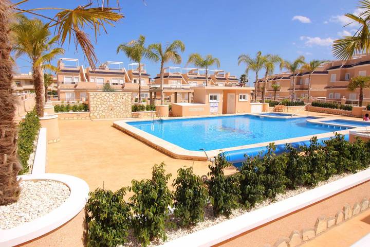 Bungalow para 6 personas, con Balcón además de Terraza y Piscina para niños en Costa Orihuela