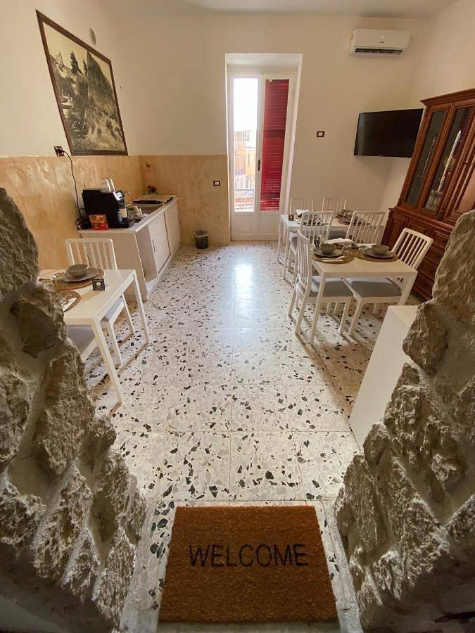 Location de vacances pour 2 personnes, avec vue ainsi que jardin et terrasse à Terracina - 3