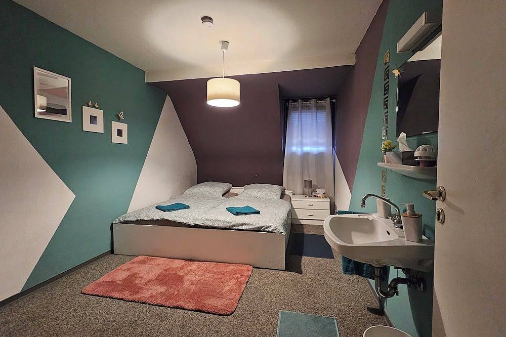 Ganze Wohnung, Doppelzimmer 16 qm mit Dusche in Bad Liebenzell, Nordschwarzwald
