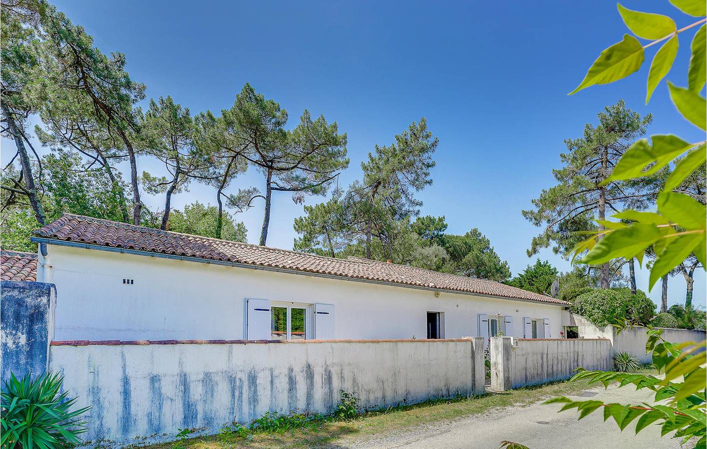 Apt au bord de la piscine avec parking et Internet près de la plage de Montamer in Sainte-Marie-De-Ré, Île De Ré