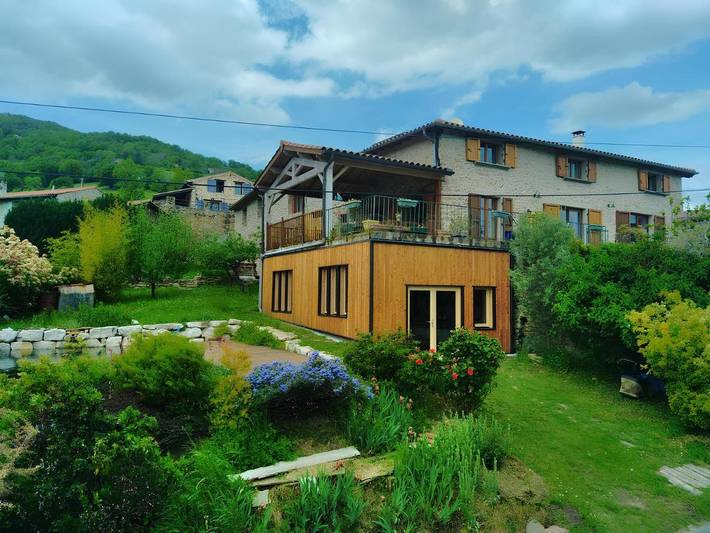Chambre d’hôte pour 3 personnes, avec vue et jardin ainsi que piscine et terrasse à Chaussan