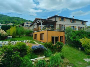 Chambre d’hôte pour 3 personnes, avec vue et piscine ainsi que jardin et terrasse à Chaussan