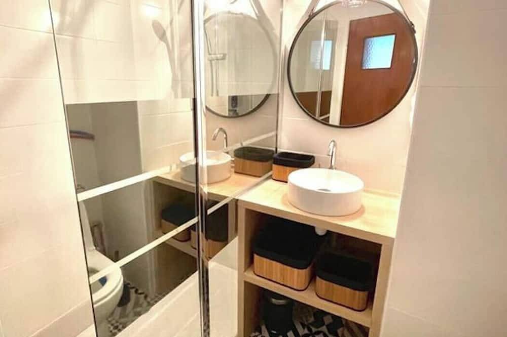 Ganze Wohnung, Studio apartment with a view of the sea, a 2-minute walk from the beach and the harbor. in Carnon-Plage, Mauguio