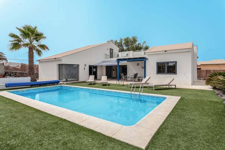 Villa Maliva con Wi-Fi, Jardín, Balcón, Terraza y Piscina; Aparcamiento disponible in Lajares, La Oliva