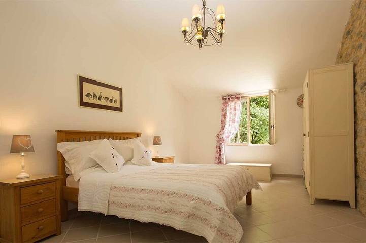 Gîte pour 2 personnes, avec terrasse à Saint-Martin-des-Combes - 2