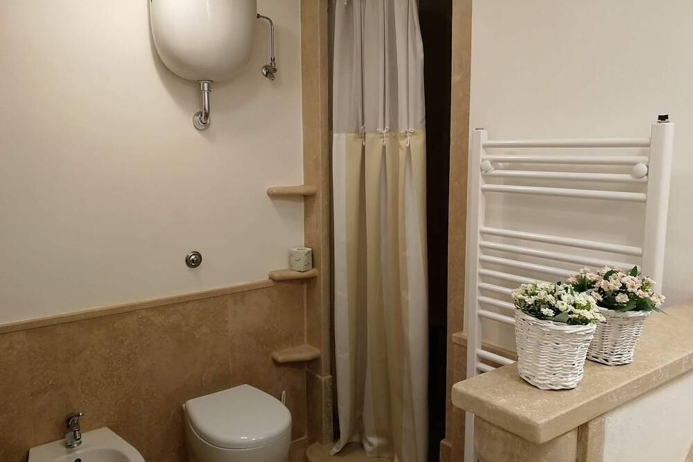 Entire apartment, Bougainvillea 3+2 - One Bedroom Apartment, Sleeps 5 in Marina di Castagneto Carducci, Etruscan Coast