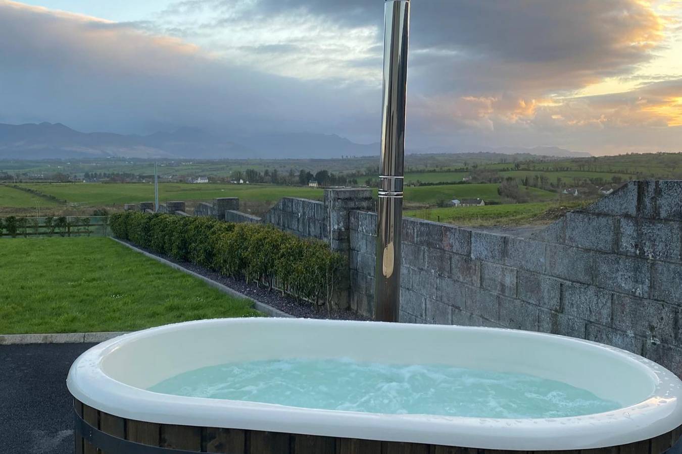 Estudio entero, Studio Sleeps 2 -Private Hot Tub -Enclosed Garden in Condado de Kerry