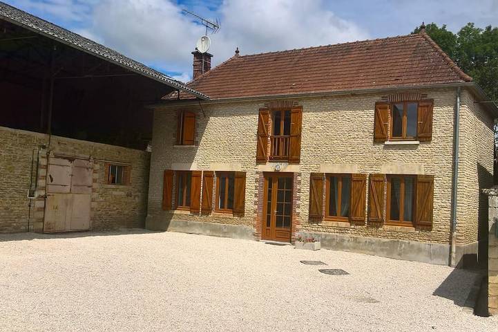 Location de vacances pour 8 personnes, avec Terrasse et Jardin dans Villy-en-Trodes