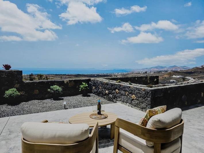 Ferienwohnung für 2 Personen, mit Balkon und Terrasse sowie Garten und Ausblick in Conil (Lanzarote)