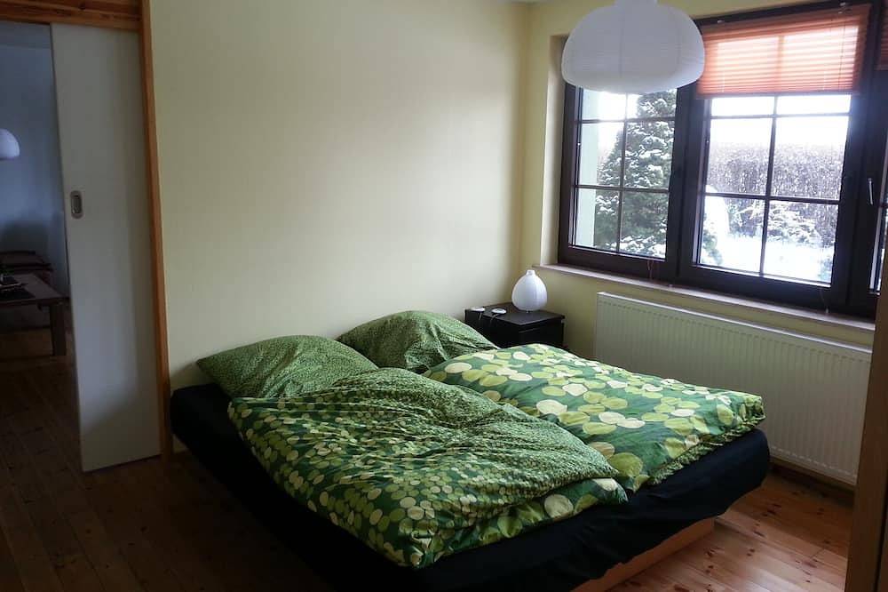 Apartamento entero, 2 dormitorios, amplio salón, piscina, wifi gratis, chimenea, acogedor moderno, terraza, Gs, parrilla in Henschleben, Corazón de Turingia