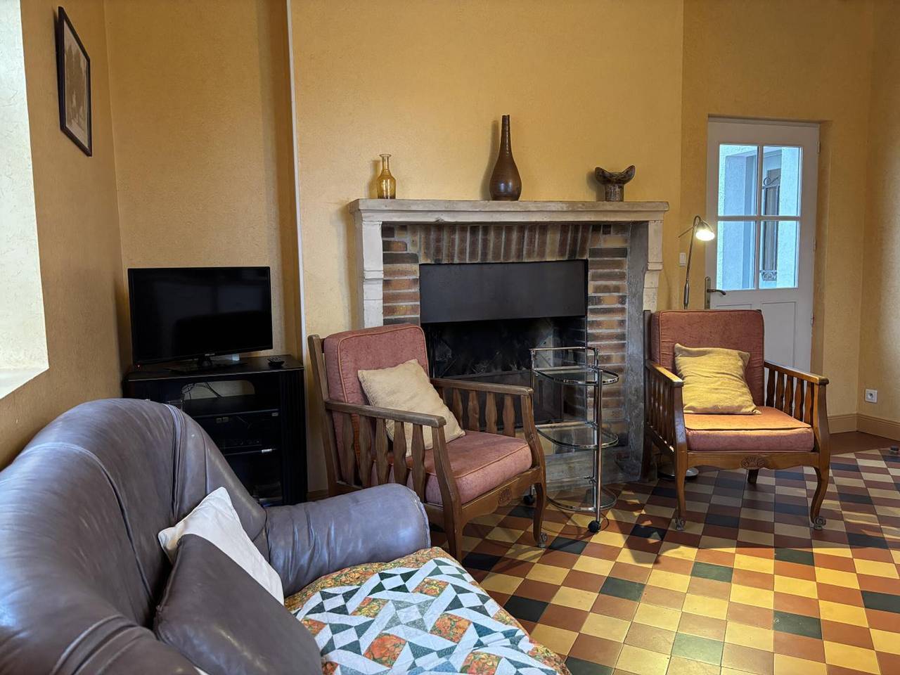 2-bedroom house with enclosed garden in Sologne, pets allowed in Aurouër, Allier