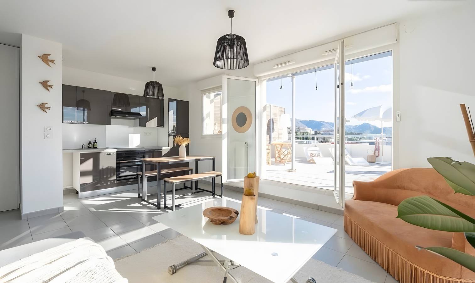 Appartement entier, Appartement « Calme 3 chambres avec terrasse sur le toit » et terrasse partagée in Marseille, Région de Marseille
