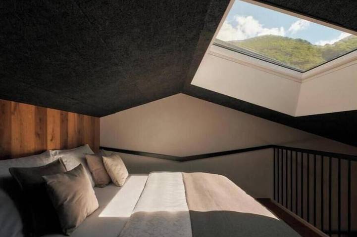 Exclusive 2-Bedroom Chalet with an Infinity Pool in Terlano, Alpi Sarentine
