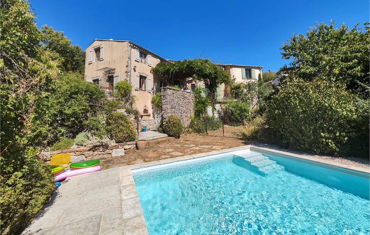 Location de vacances pour 10 personnes, avec Terrasse et Piscine à La Vacquerie-et-Saint-Martin-de-Castries