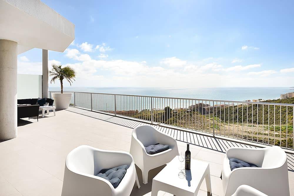 Entire apartment, Modern penthouse in prime location located between Marbella and Malaga in La Capellania, Benalmádena