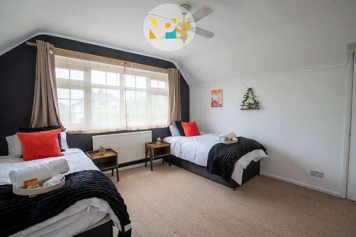 The Laurels - Hs2 Contractors, Nec, Bhx Airport Stays, Sleeps 12, Free Parking in Solihull, Birmingham Area