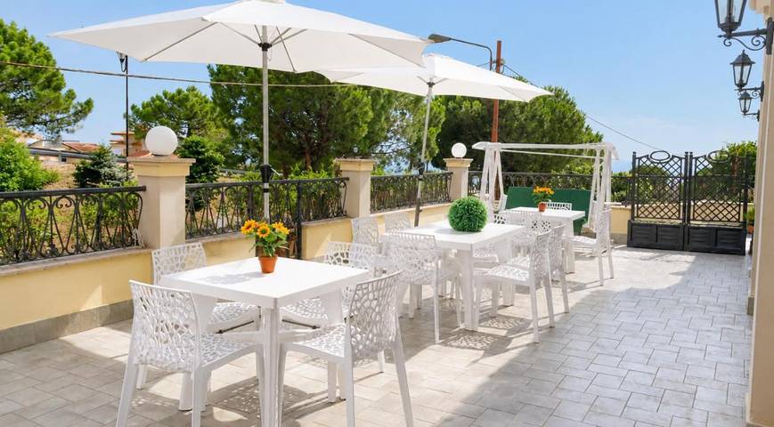 Chambre d’hôte pour 2 personnes, avec Terrasse et Jacuzzi ainsi que Jardin et Vue à Praia a Mare - 3
