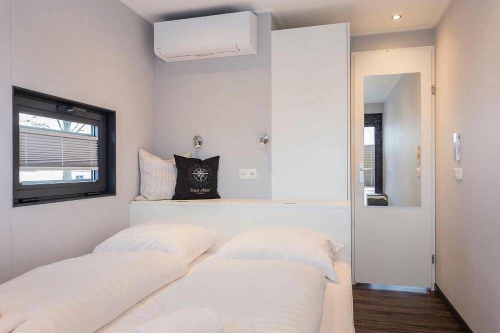 Prachtig schip in Offingawier met uitzicht op de haven in Friesland