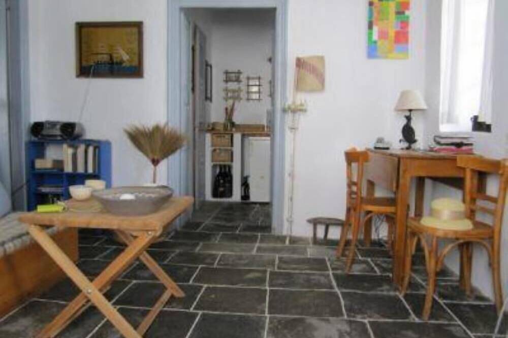 Artemonas: House with character in Apollonia, Cyclades