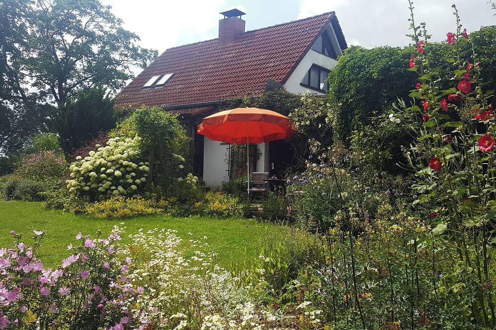 Schönes Haus und schöner Garten mit Trampolin in Krakow am See, Mecklenburgische Seenplatte