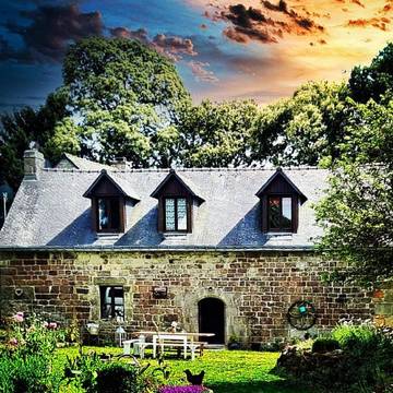 Gîte pour 10 personnes, avec vue sur le lac et vue ainsi que jardin et piscine, adapté aux familles à Langoëlan