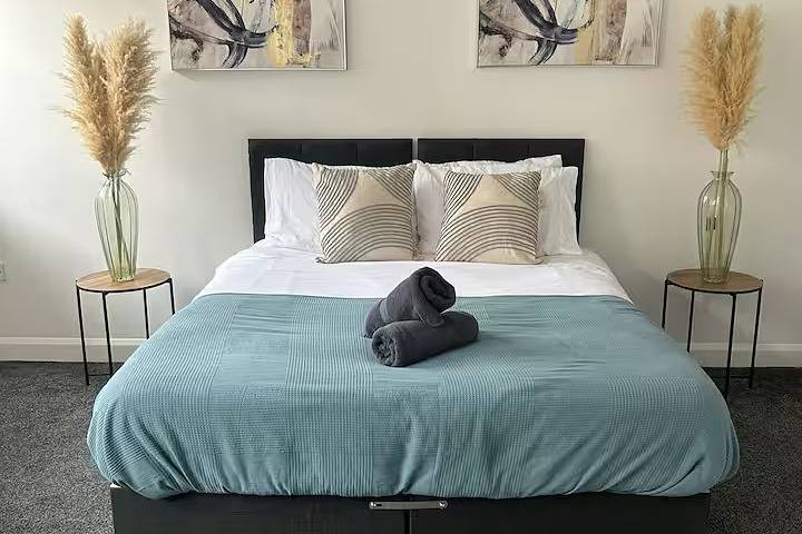 Entire holiday apartment, Stylish 2 Bedroom City Apartment - Free Parking in Leicester, Heart of England