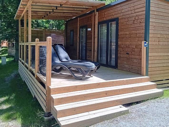 Flower Camping La Chênaie - Mobilhome 4 personnes - Homeflower Premium 29m² (2 chambres) + Clim + terrasse semi-couverte + Tv + draps + serviettes in Yport, Région du Havre