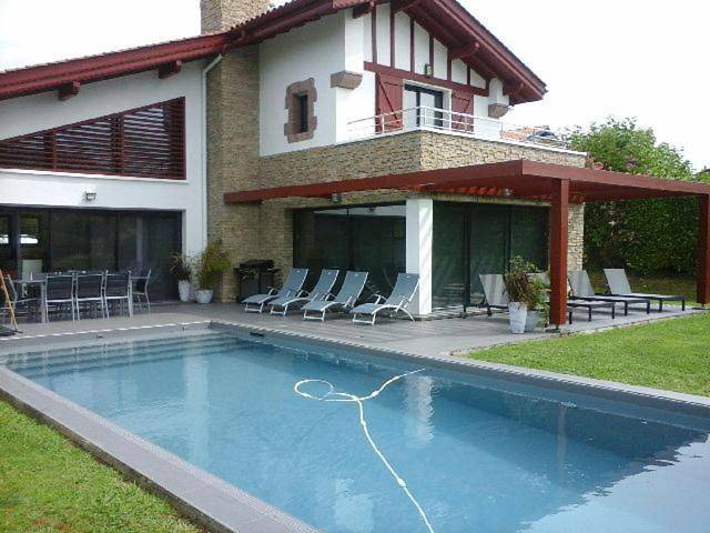 Villa voor 8 personen, with Terras and Tuin as well as Zwembad and Uitzicht in Ascain