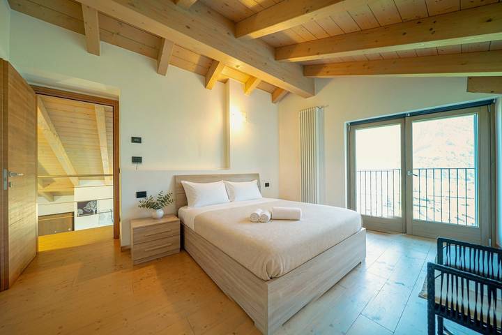 Appartamento intero, Orizzonte Verde - Modern Suite con giardino, idromassaggio e vista Valtellina in Mantello (Italia), Alpi del Bernina