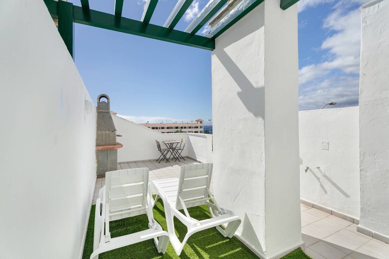 Entire apartment, Vacation Apartment 'Luminoso Piso Costa Del Silencio' with Sea View, Shared Pool and Wi-Fi in Costa del Silencio, Arona