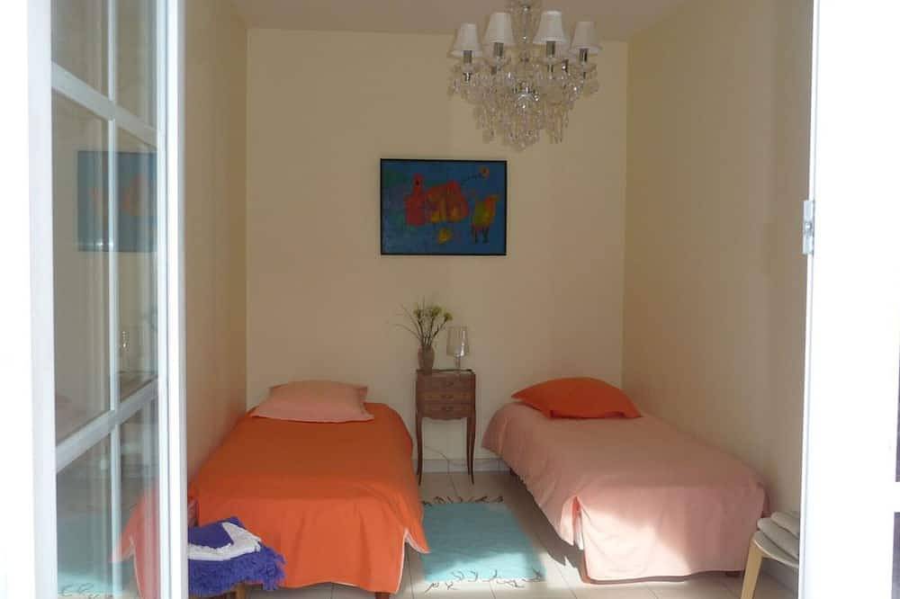 Charming Cottage with Private Gardens, Baby Gear, Near Cognac in Cognac, Charente
