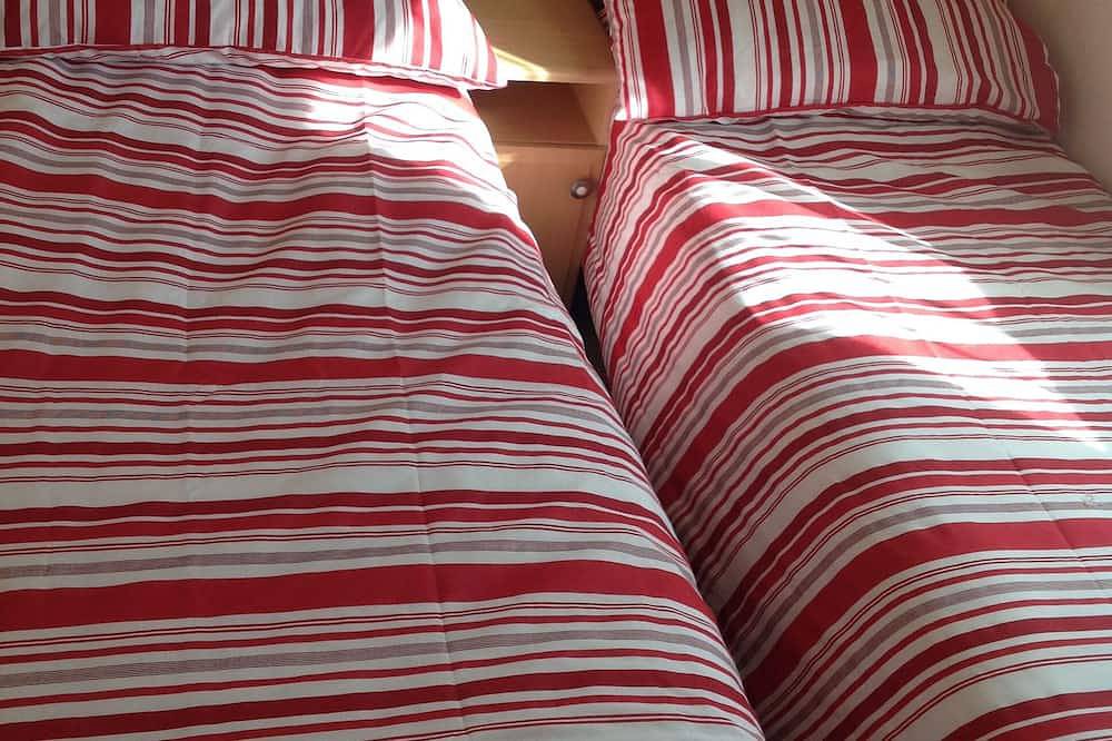 Luxury 2 bed caravan in Bognor Regis, sleeps 4 in West Sussex