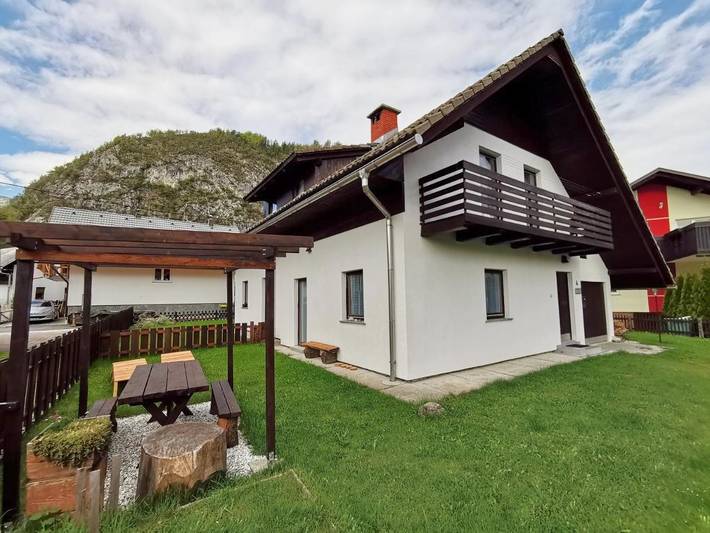 Location de vacances pour 6 personnes, avec vue et jardin dans Mojstrana