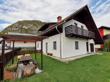 Location de vacances pour 6 personnes, avec vue et jardin dans Mojstrana