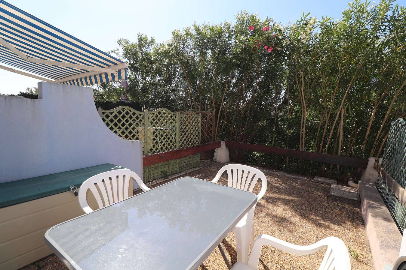 Studio entier, Studio Cabine clim terrasse piscine parking 650m plage in Le Grau-du-Roi, Côte d'Améthyste