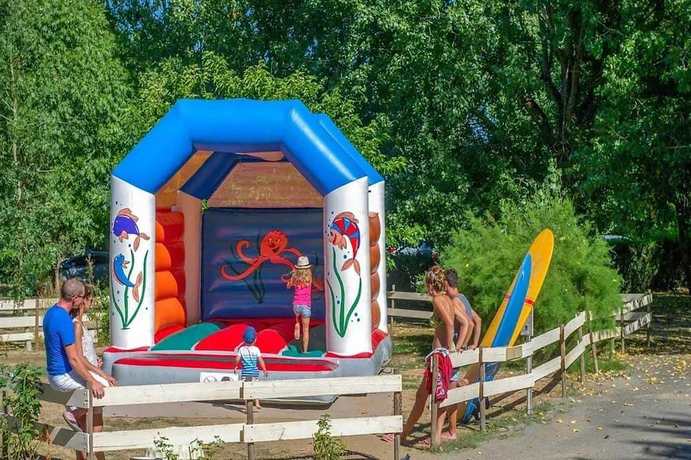 Homerez - Gezellig bungalow in Angles met gedeeld zwembad in Angles, Vendée