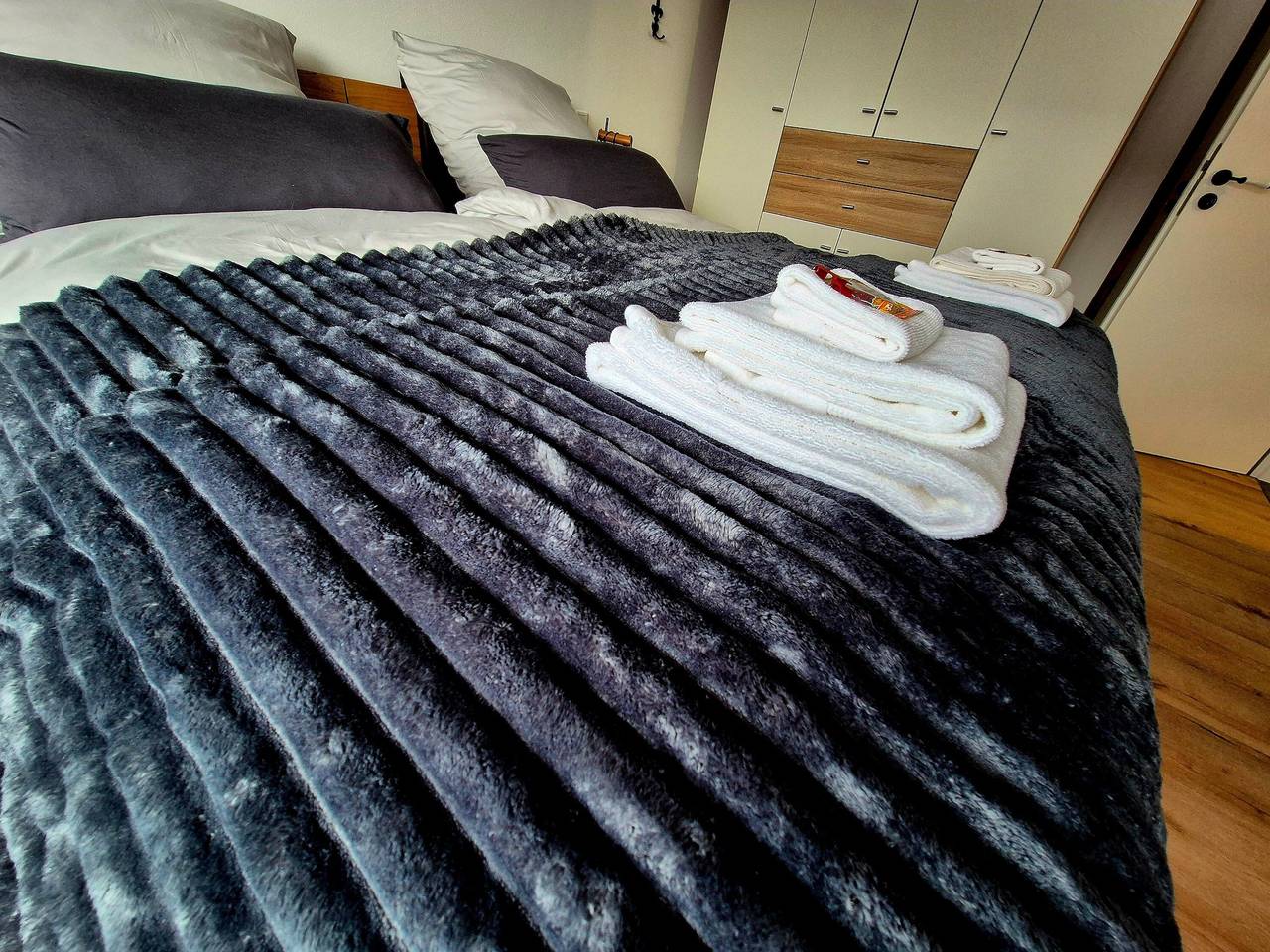 Ganze Wohnung, Design Ferienwohnung Dornröschen mit Terrasse und Garage in Olpe, nahe Biggesee in Olpe, Sauerland