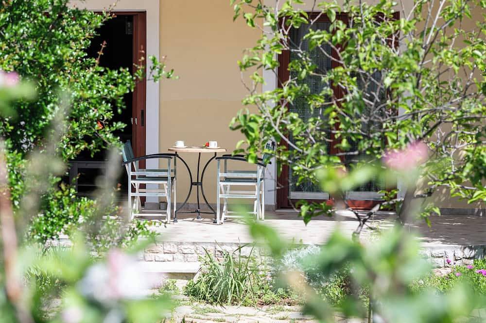 Ganze Wohnung, Familienhaus mit sonnigem Gartenblick in Aria, Nafplio