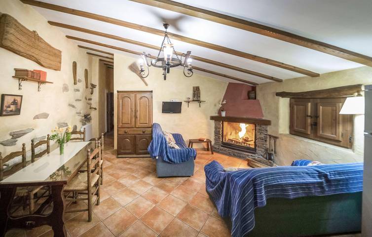 Cozy Laroya Apartment: WiFi, AC, Fireplace, Pool, Grill in Laroya, Cordillera Penibética