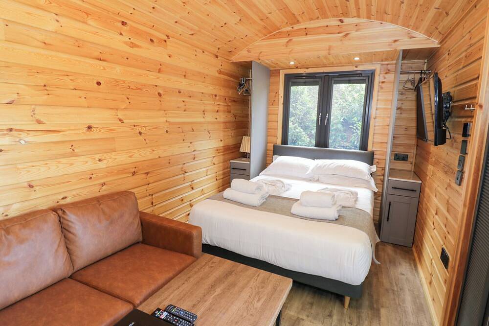 The Shepherds Hut At Bridge Lake Farm & Fishery in Chacombe in Oxfordshire