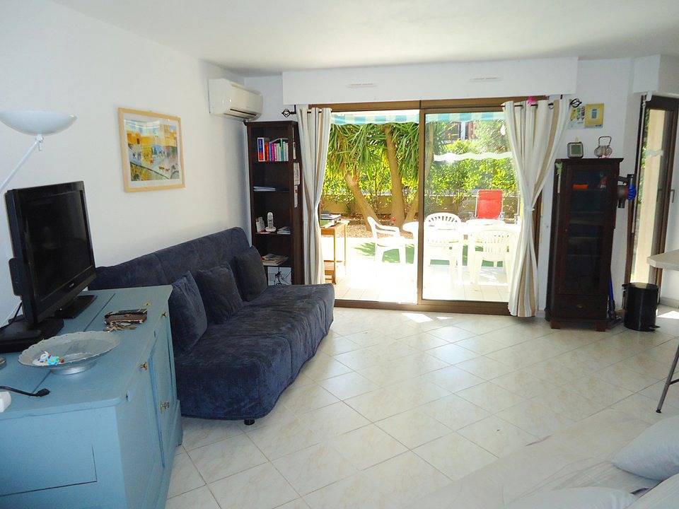 Entire holiday apartment, Bel appartement climatisé 2 pièces à 200m des plages in Cavalaire-sur-Mer, Mediterranean Coast (France)
