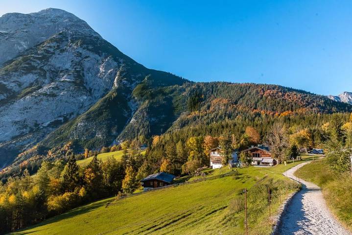 Ferienwohnung für 4 Personen, mit Balkon und Terrasse sowie Garten und Pool in Telfs